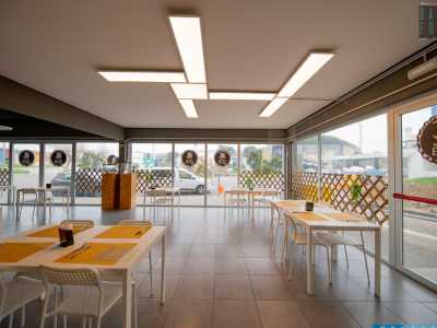 Per degustare i prodotti � possibile accomodarsi in quello che i coniugi definiscono lo �S-Tap Room�, lo spazio adibito al ristoro. Qui, fra tavoli e sedie, sono posizionati vari cimeli acquistati dalla coppia durante i loro viaggi per l�Europa...